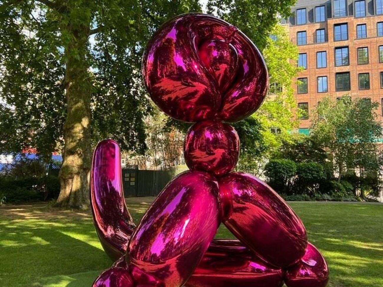 Скульптура "Обезьяна из воздушных шаров" (пурпурного цвета) работы Кунса&nbsp;была продана 28 июня 2022 года за $11,5 млн
