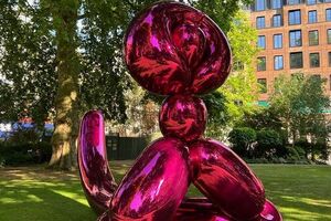 Скульптура "Обезьяна из воздушных шаров" (пурпурного цвета) работы Кунса была продана 28 июня 2022 года за $11,5 млн