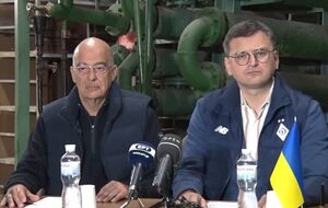 Дендиас и Кулеба из-за воздушной тревоги прервали переговоры, которые проводили в кабинете главы украинского МИД