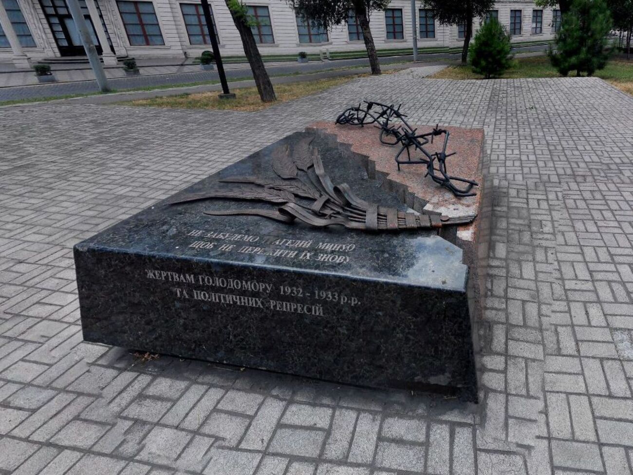 Монумент жертвам Голодомору прибрали за допомогою крана