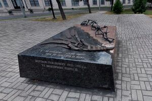 Монумент жертвам Голодомора убрали краном