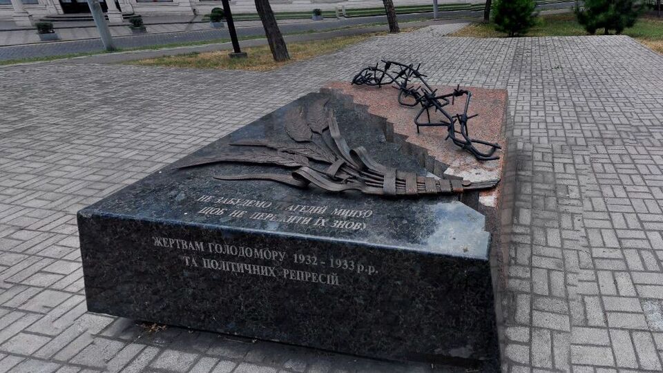 Монумент жертвам Голодомору прибрали за допомогою крана