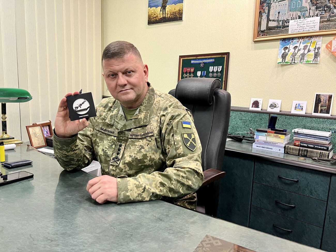 Залужний у своєму кабінеті підписав браслети для благодійного збору