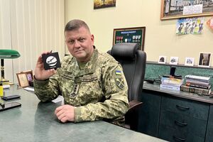 Залужний у своєму кабінеті підписав браслети для благодійного збору