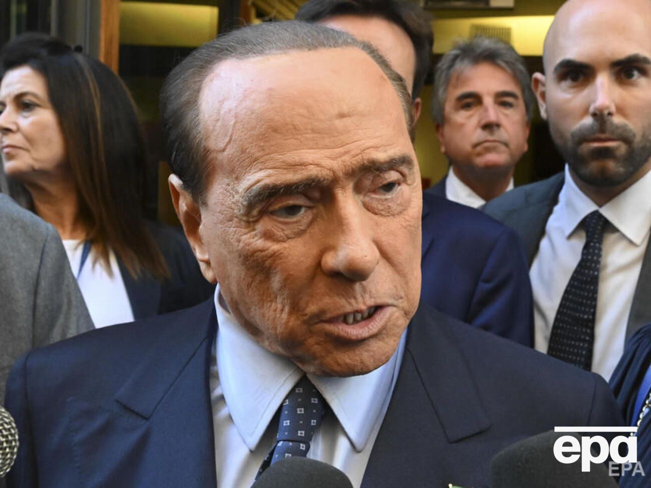 Берлускони заявил, что журналисты "переврали" его мысли и "приписали ему мнения", которые он "просто сообщал"