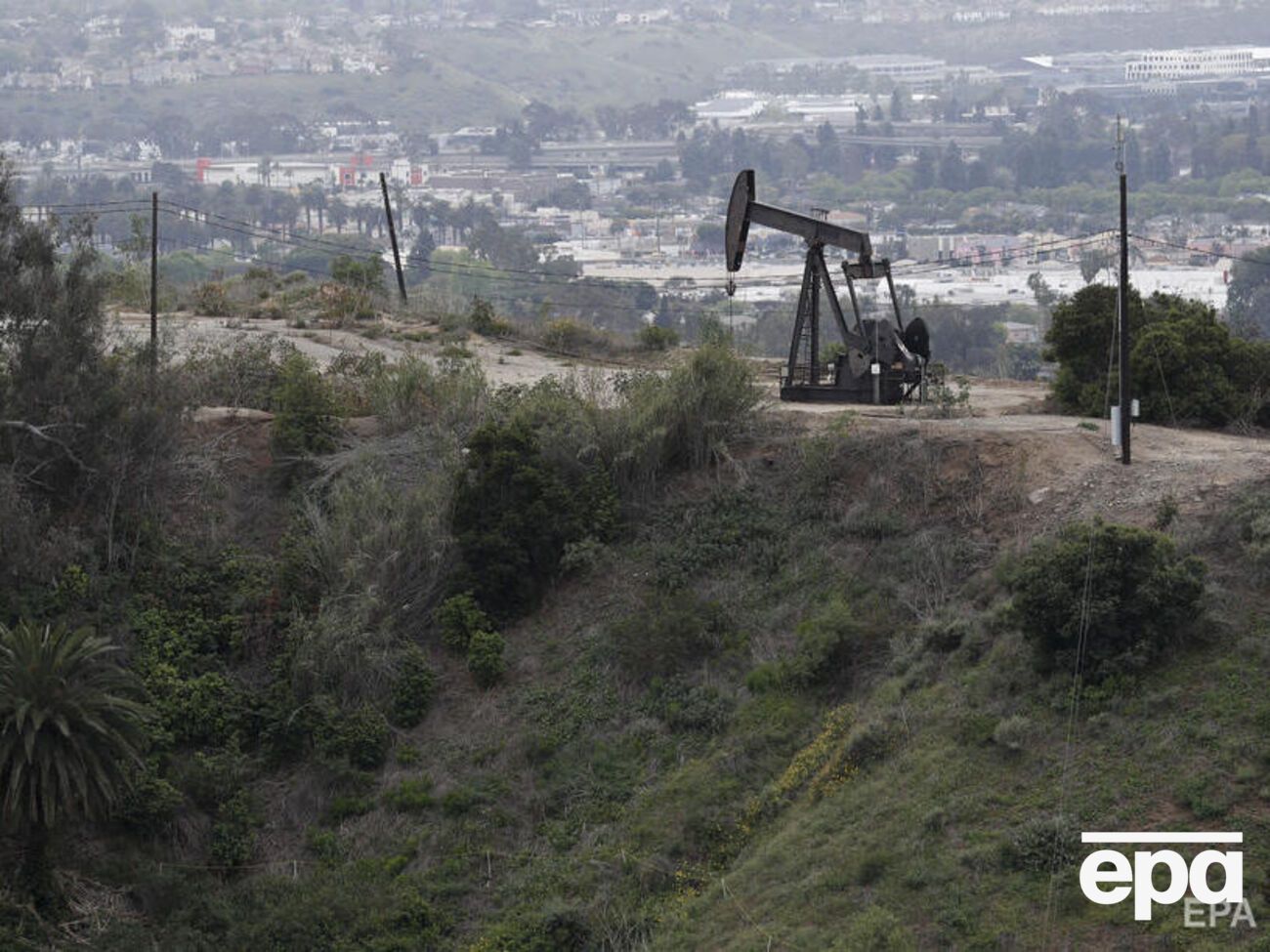 США продолжат продавать нефть из стратегических запасов до декабря