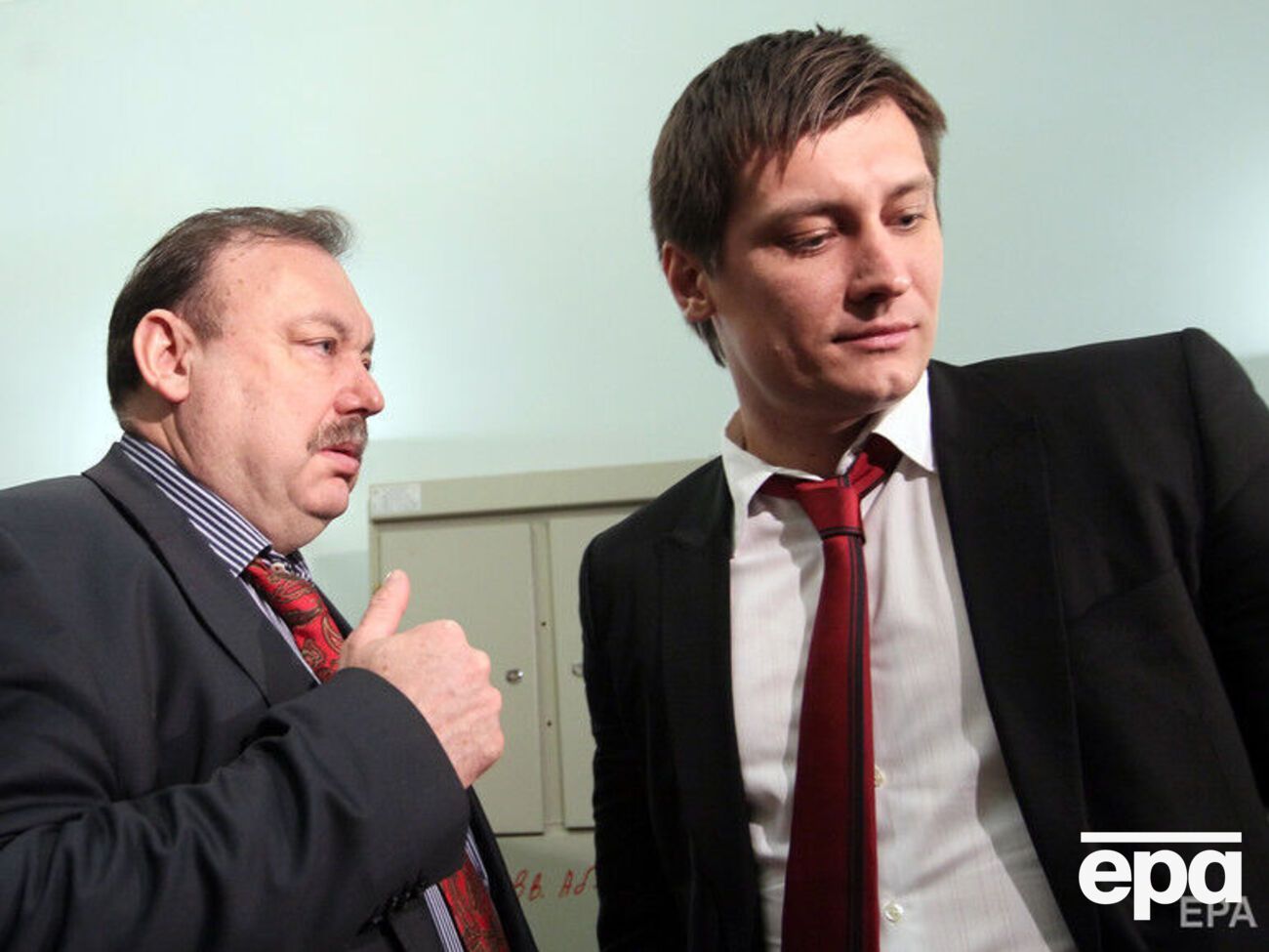 Геннадий Гудков (на фото слева) отметил, что уехать его просил сын Дмитрий (на фото справа)