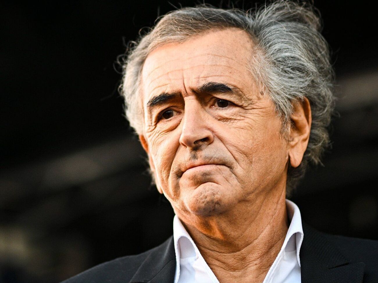 Бернар-Анри Леви:&nbsp;Люди с черными лицами крестятся, словно идут на фронт, перед деревянными позолоченными иконами у входа на первый уровень