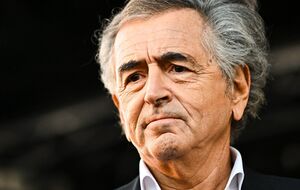 Бернар-Анри Леви: Люди с черными лицами крестятся, словно идут на фронт, перед деревянными позолоченными иконами у входа на первый уровень