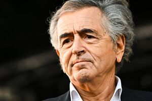 Бернар-Анри Леви: Люди с черными лицами крестятся, словно идут на фронт, перед деревянными позолоченными иконами у входа на первый уровень