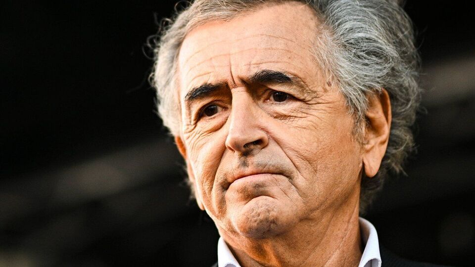 Бернар-Анри Леви: Люди с черными лицами крестятся, словно идут на фронт, перед деревянными позолоченными иконами у входа на первый уровень