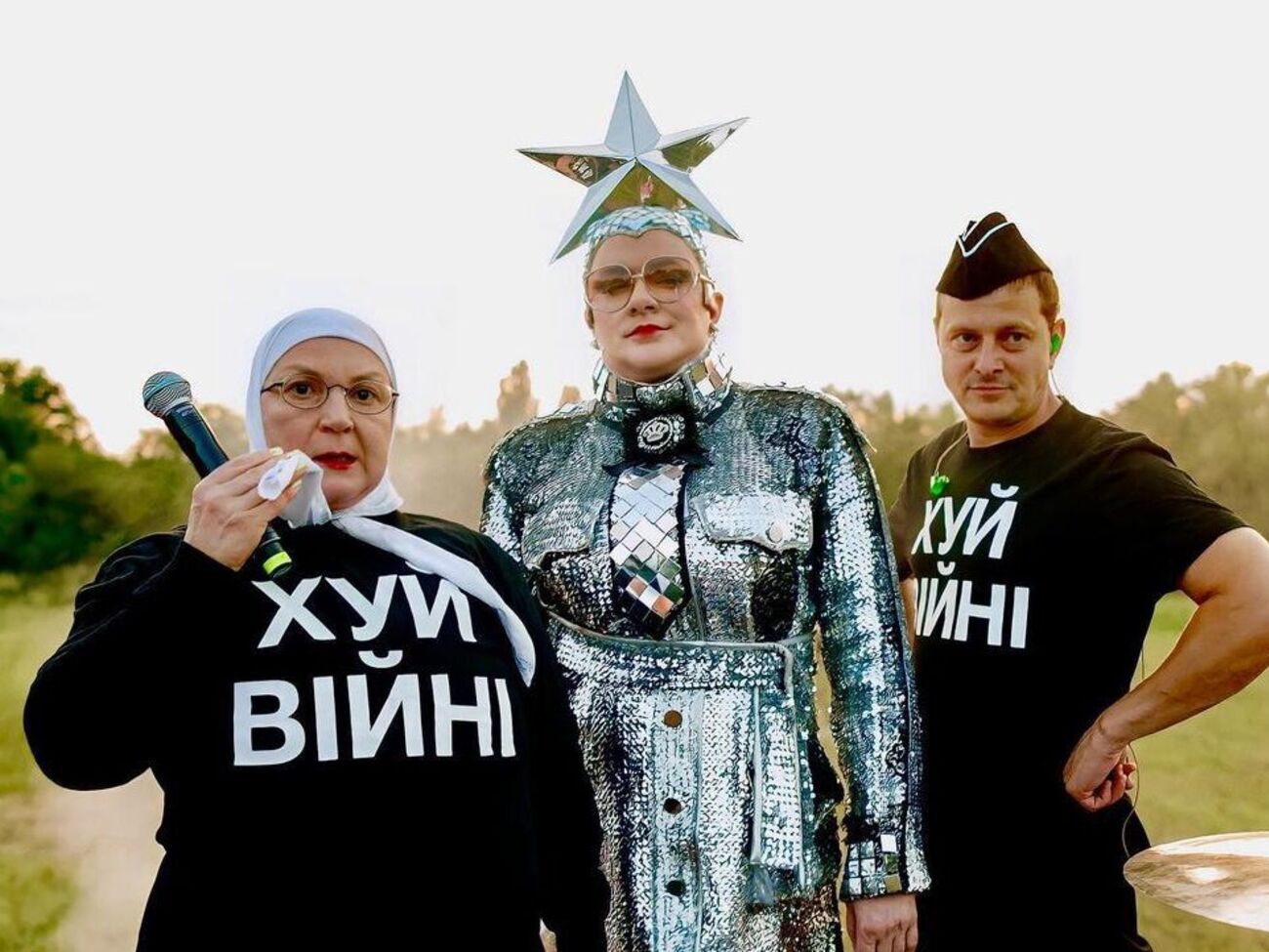 Данилко в образі Сердючки зі своїм колективом виступає із благодійними концертами, а також займається волонтерською допомогою