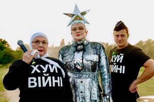 Данилко в образе Сердючки со своим коллективом выступает с благотворительными концертами, а также занимается волонтерской помощью