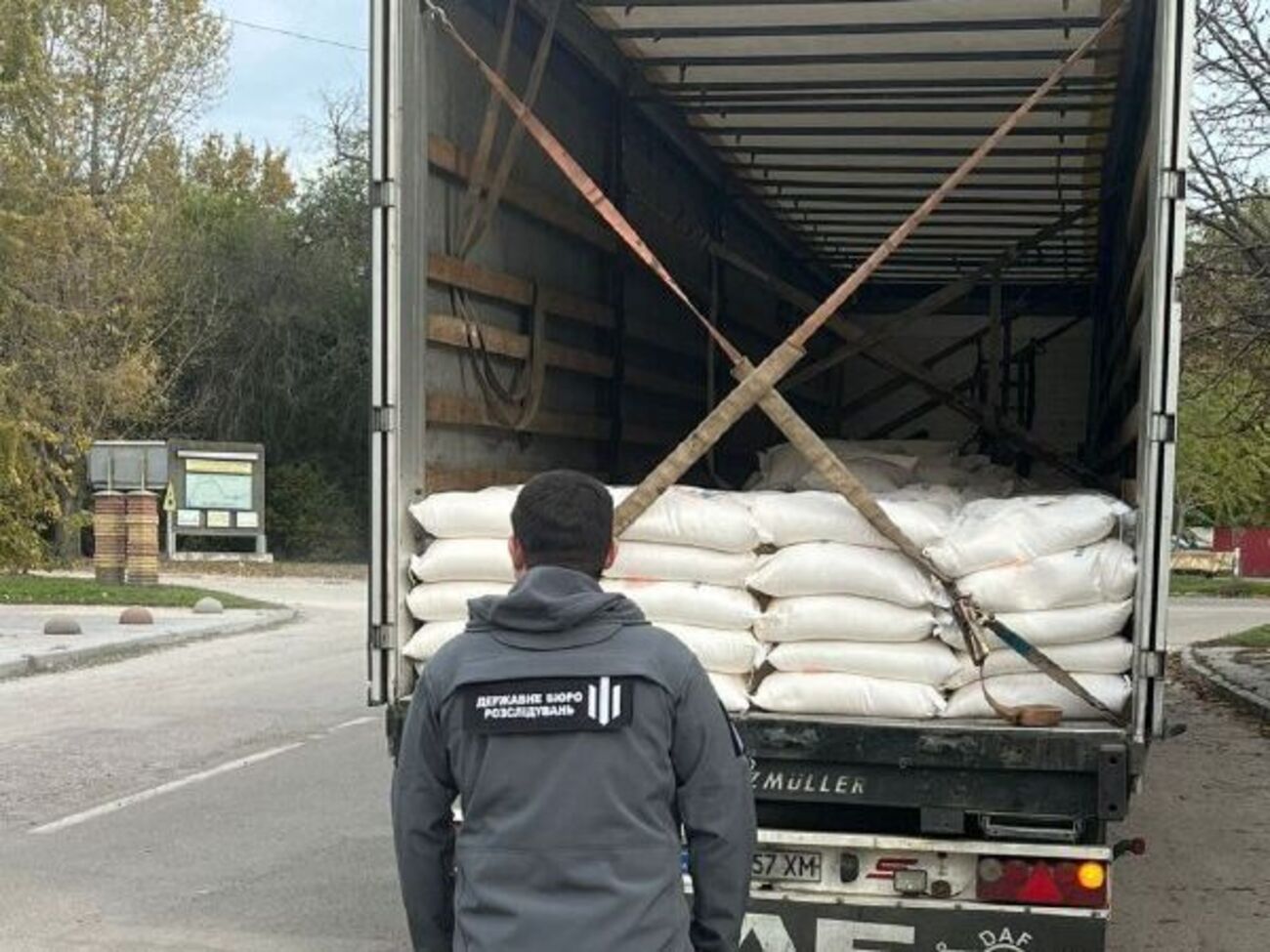 Голови кількох територіальних громад продавали харчі через підставних осіб – ДБР