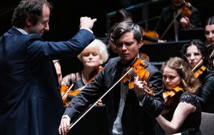 Дирижер оркестра Гаггеро получил награду из рук принцессы Монако и Ганновера Каролины