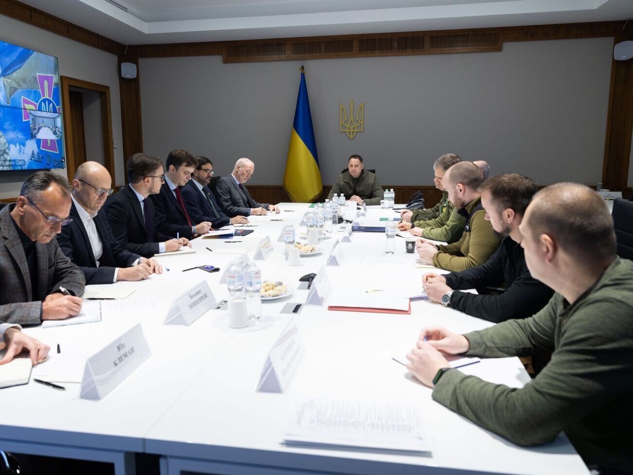 Україна точно знає, як перемогти у війні, яку проти неї 24 лютого розпочала Росія, зазначив Єрмак (по центру)