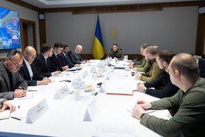 Украина точно знает, как победить в войне, которую против нее 24 февраля начала Россия, отметил Ермак (по центру)