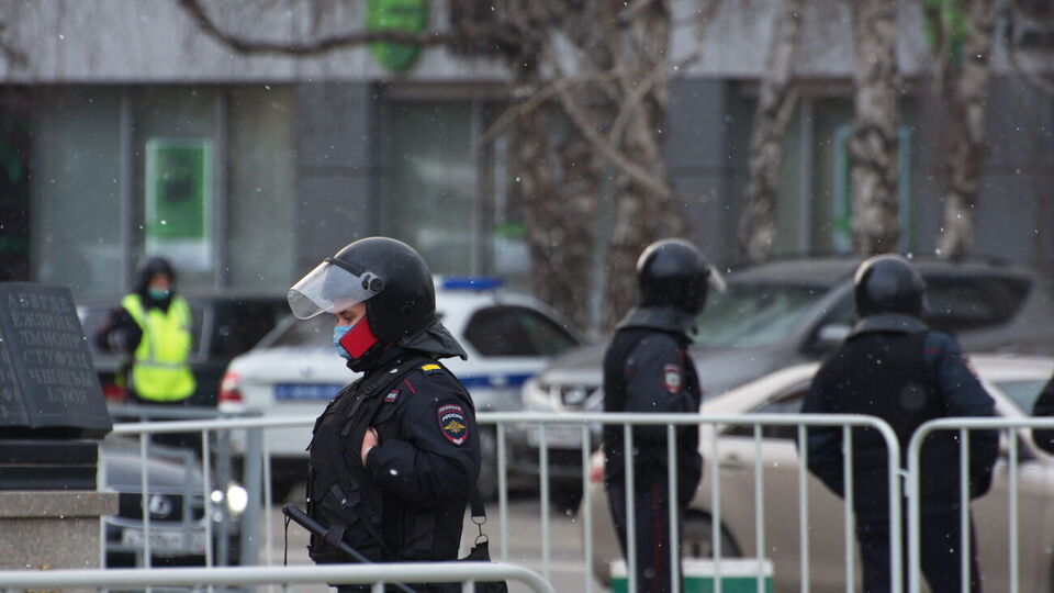 На въезде в Севастополь стоят круглосуточные посты ГИБДД и Росгвардии