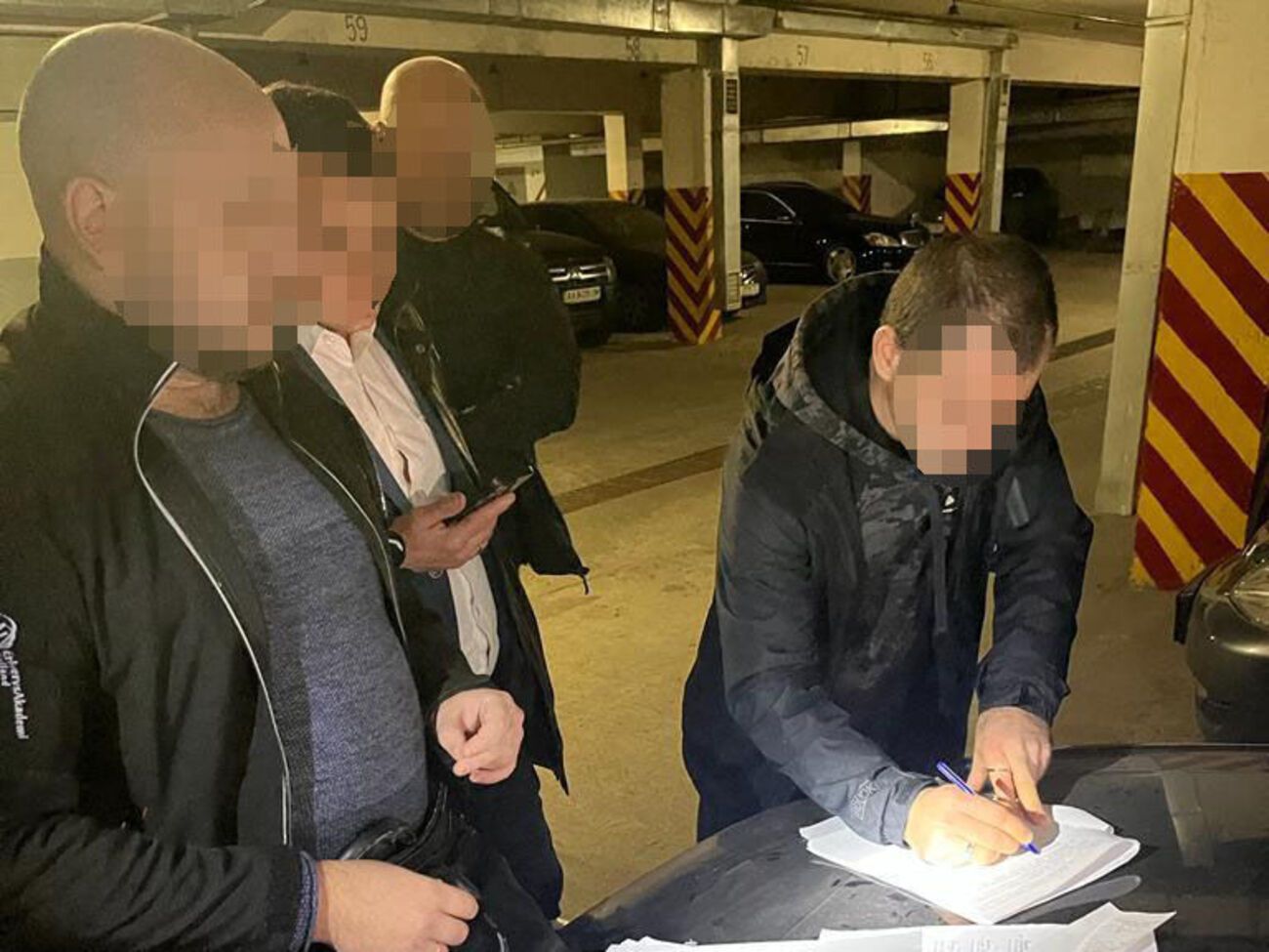 Следствие установило, что организаторы схемы незаконно переправили через госграницу не менее трех человек