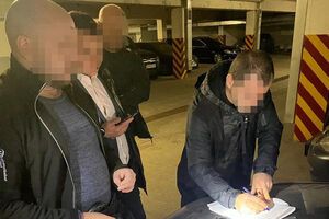 Следствие установило, что организаторы схемы незаконно переправили через госграницу не менее трех человек