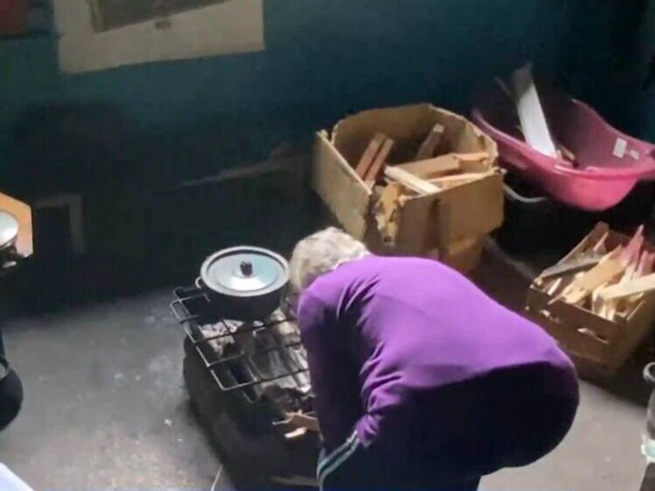Жители Мариуполя вынуждены запасать дрова, чтобы согреться
