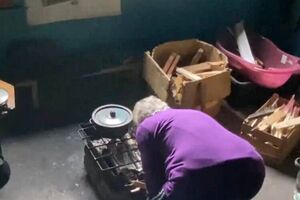 Жителі Маріуполя змушені запасати дрова, щоб зігрітися