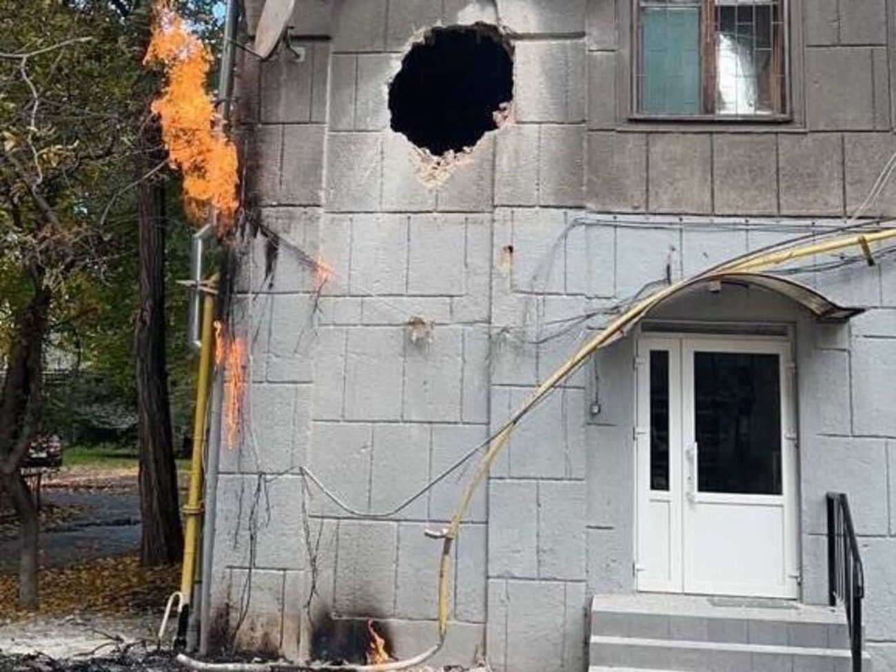 Уламок ракети пробив стіну будинку, спалахнув газогін