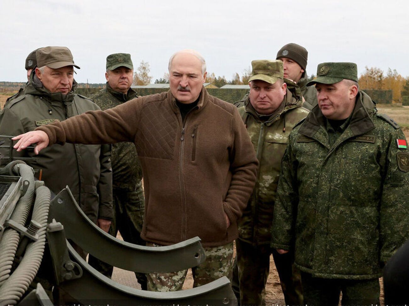 Лукашенко (у центрі) 21 жовтня відвідав загальновійськовий полігон Обуз-Лісновський у Брестській області