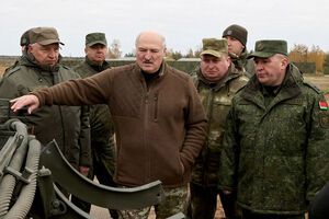 Лукашенко (в центре) 21 октября посетил общевойсковой полигон Обуз-Лесновский в Брестской области