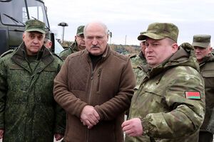 На сегодняшний день – никакой войны, отметил Лукашенко (второй слева)