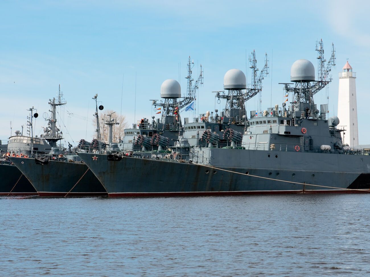 В Азовском море российские оккупанты удерживают на боевом дежурстве до шести кораблей и катеров