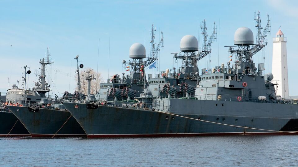 В Азовском море российские оккупанты удерживают на боевом дежурстве до шести кораблей и катеров