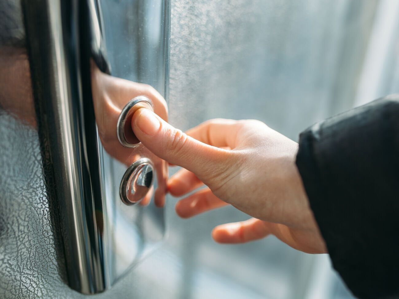 Многоквартирные дома в Херсоне обходят лифтеры, чтобы выключить все лифты в городе, отметил Соболевский