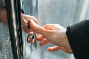 Многоквартирные дома в Херсоне обходят лифтеры, чтобы выключить все лифты в городе, отметил Соболевский