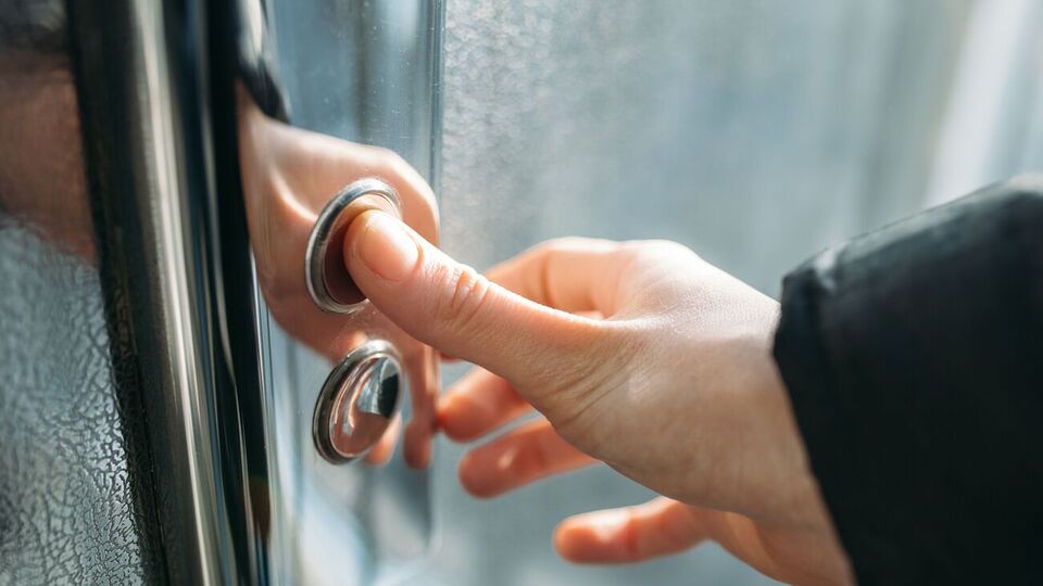 Багатоквартирні будинки в Херсоні обходять ліфтери, щоб вимкнути усі ліфти у місті, зазначив Соболевський