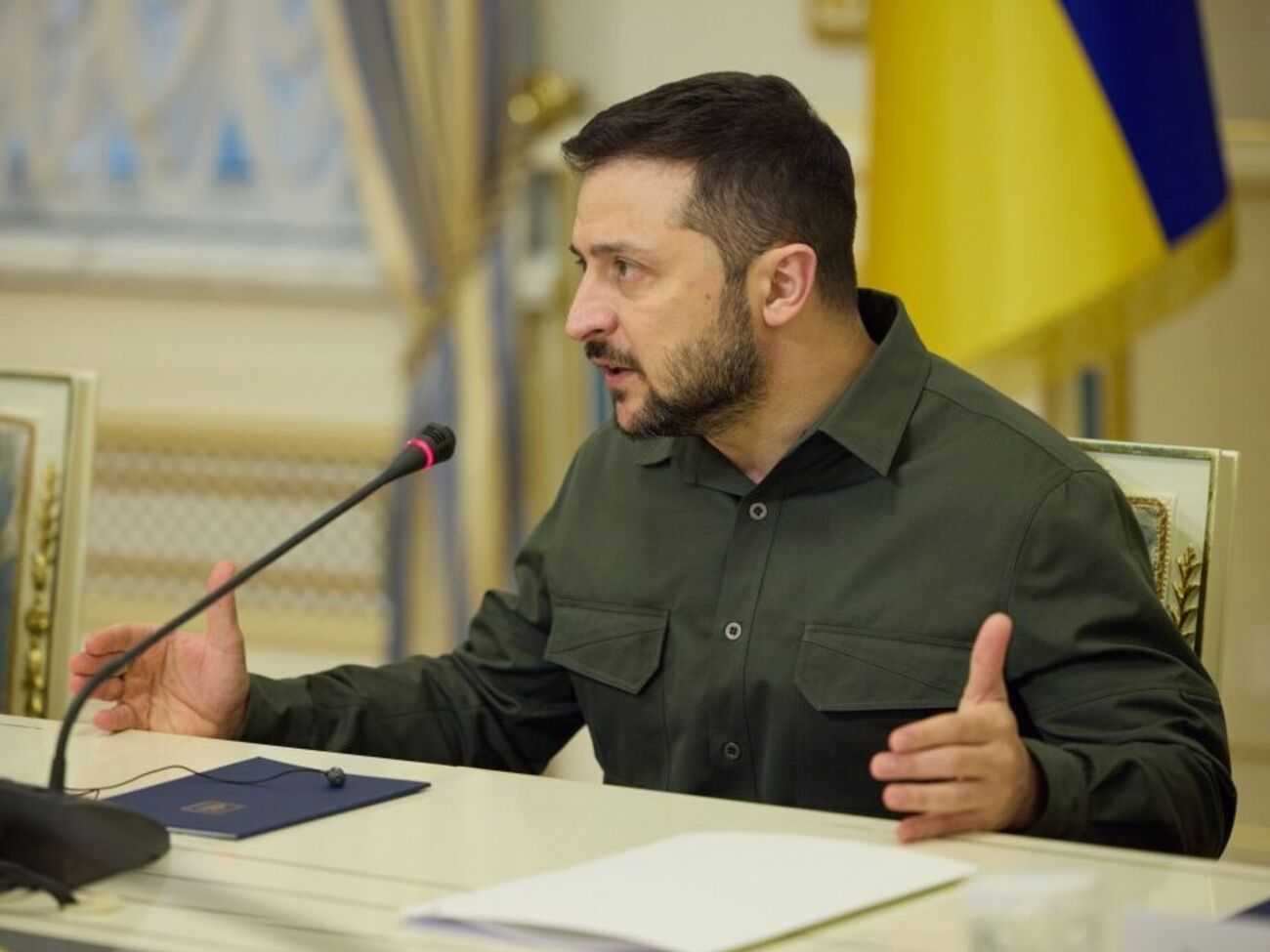 Зеленский: Почему это возможно? Один ответ: дефицит знаний. Когда люди чего-то не знают, политикам проще ими манипулировать
