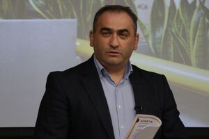 Канфер является автором документального фильма "Моя война: две жизни Василия Слипака"