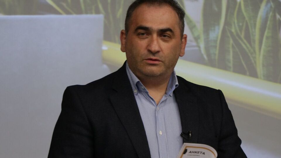 Канфер является автором документального фильма "Моя война: две жизни Василия Слипака"