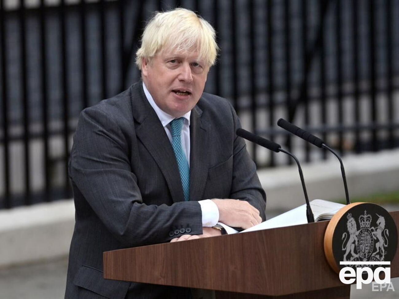 Джонсон в июле ушел с поста премьера