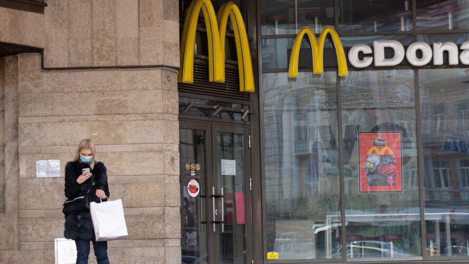 McDonald's начал постепенно возобновлять работу в Украине с конца сентября