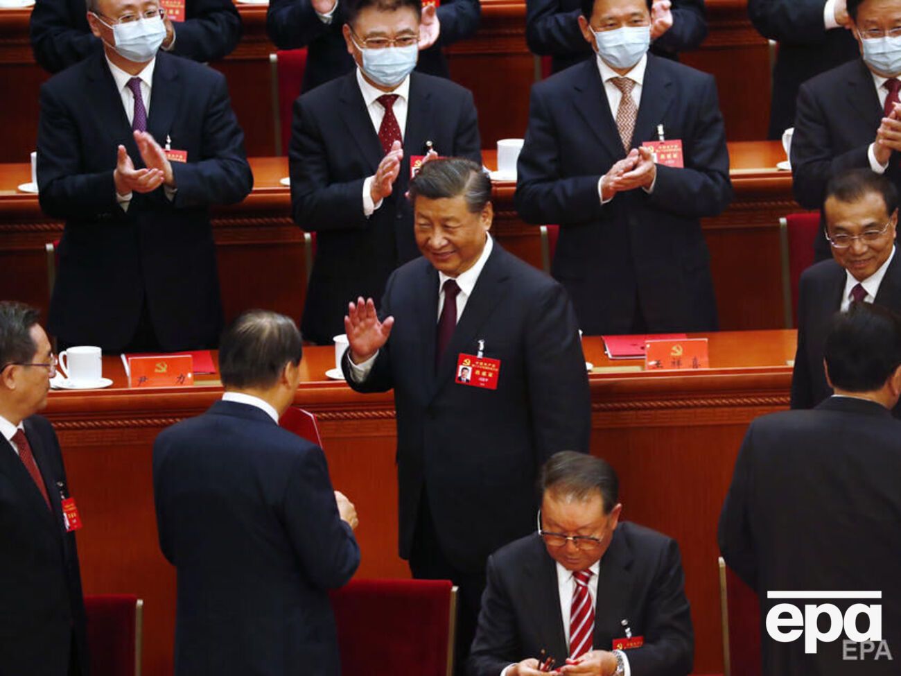 СМИ называют новый срок Си Цзиньпина (на фото в центре) "беспрецедентным"