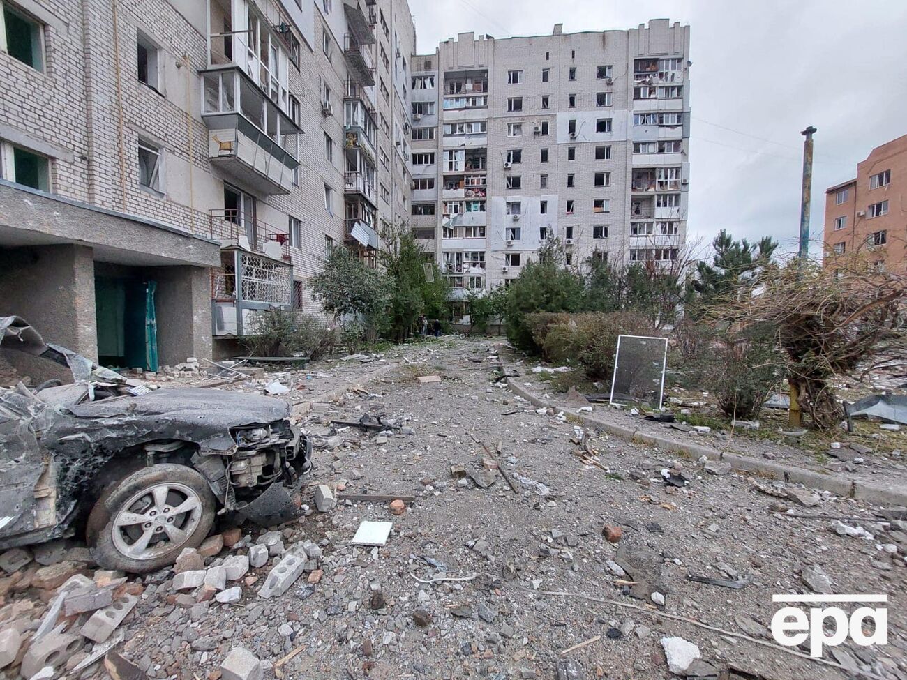 Одна з ракет влучила у п'ятиповерховий житловий будинок, повністю зруйнувавши квартиру на п'ятому поверсі