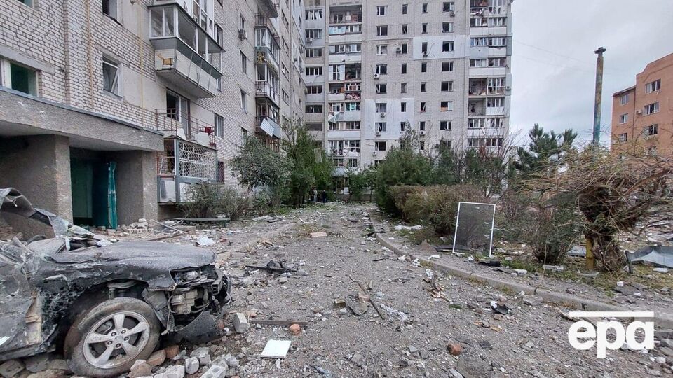 Одна з ракет влучила у п'ятиповерховий житловий будинок, повністю зруйнувавши квартиру на п'ятому поверсі
