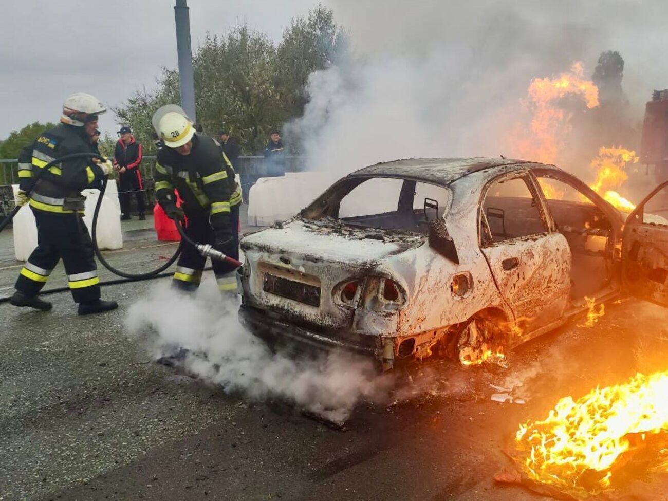Двое пострадавших во время обстрела ехали на автомобиле