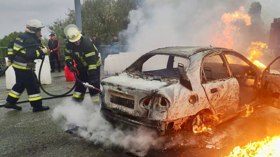 Двое пострадавших во время обстрела ехали на автомобиле