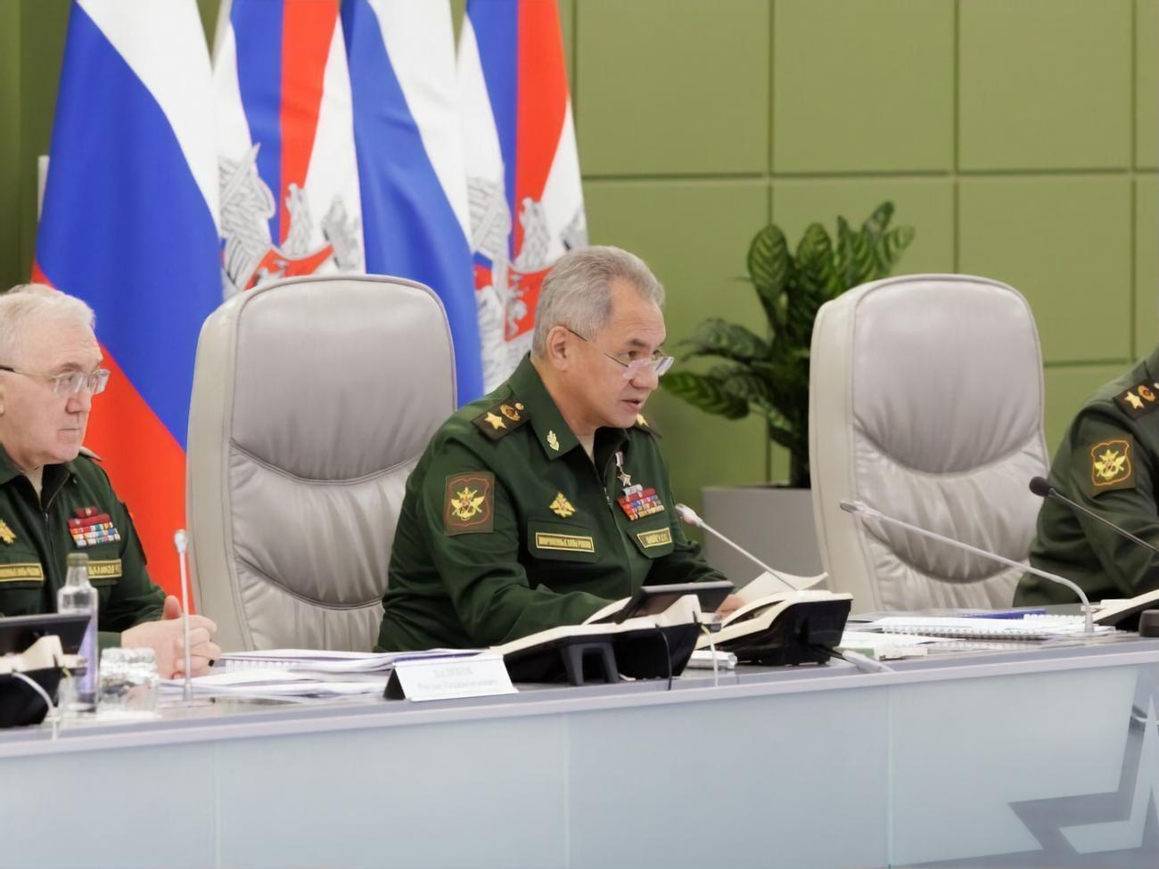 Шойгу (у центрі) 23 жовтня поговорив із главами міноборони Франції і Туреччини