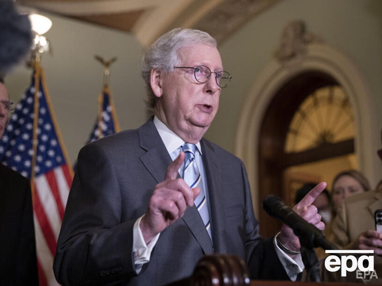 Макконнелл отметил, что обе партии Конгресса США поддержали помощь Украине "на преобладающей двухпартийной основе"