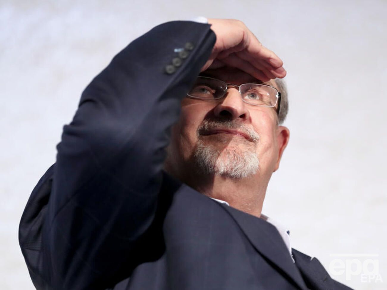 Нападение на Рушди (на фото) его литагент назвал жестоким