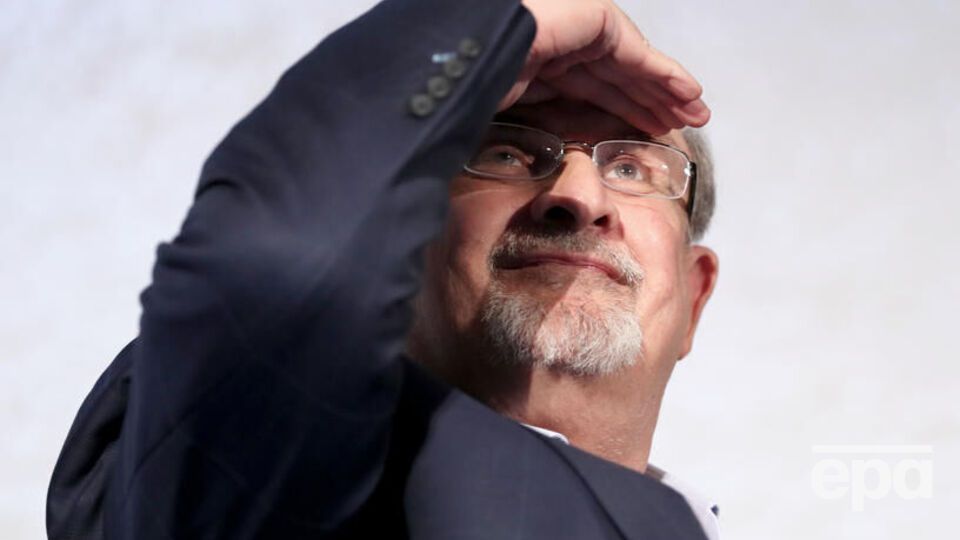 Нападение на Рушди (на фото) его литагент назвал жестоким