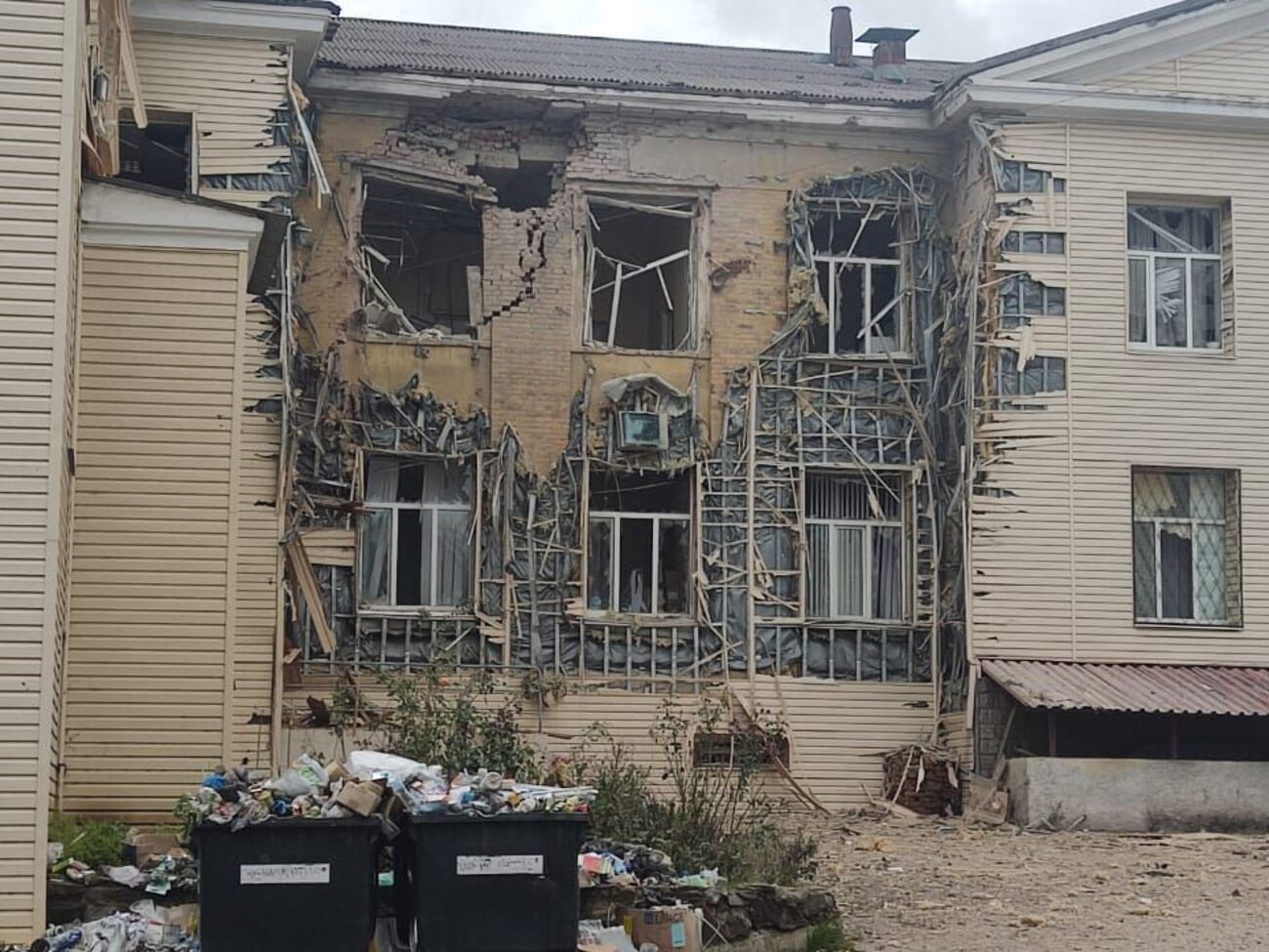 Российские обстрелы уничтожают дома, школы и больницы и убивают жителей